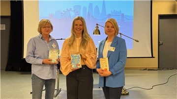 Autorin Meike Werkmeister (Mitte) mit Claudia Krall-Nowack und Sonja Holsten vom Bücherei-Förderungsverein der Schul- und Samtgemeindebücherei Tarmstedt.