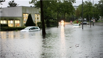 Autos auf einer überfluteten Straße in Münster. Der Grund: Heftige Regenfälle.