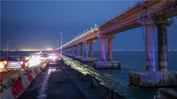 Autos fahren auf der Krim-Brücke, die Russland und die Halbinsel Krim an der Straße von Kertsch verbindet.