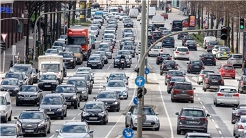 Autos fahren durch die Innenstadt.