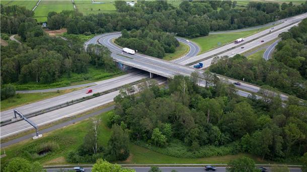 Autos fahren über die A27.