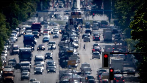 Nach Verbrenner-Kompromiss: Lindner plant Kfz-Steuerreform Autos, LKW und Lieferfahrzeuge fahren auf dem Kaiserdamm in Berlin.