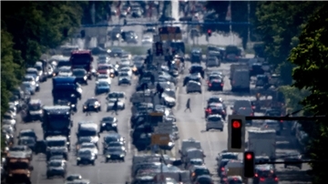 Autos, LKW und Lieferfahrzeuge fahren auf dem Kaiserdamm in Berlin.