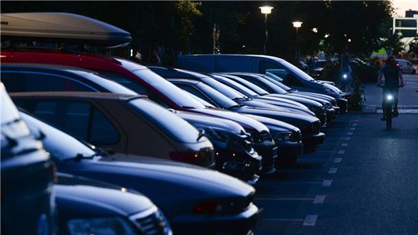 Das hilferufende Auto naht Autos parken am Abend dicht an dicht in der Oderberger Straße in Berlin.