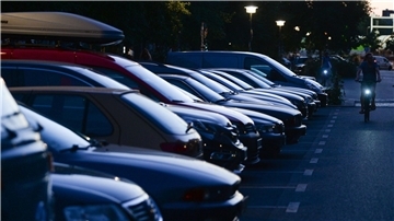 Autos parken am Abend dicht an dicht in der Oderberger Straße in Berlin.