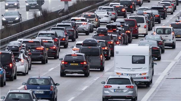 ADAC rechnet vor allem an Neujahr mit vielen Staus Autos stehen auf der Autobahn 8 in Fahrtrichtung München im Stau. Am Neujahrstag müssen Urlauber mit Staus und Verkehrsbehinderungen rechnen (Archivbild).