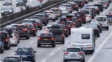 Autos stehen auf der Autobahn 8 in Fahrtrichtung München im Stau. Am Neujahrstag müssen Urlauber mit Staus und Verkehrsbehinderungen rechnen (Archivbild).