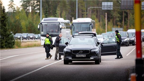 Autos und Busse stehen an der russisch-finnischen Grenze Schlange.