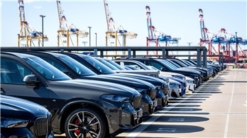 Autos stehen in Reihe auf dem Autoterminal Bremerhaven.