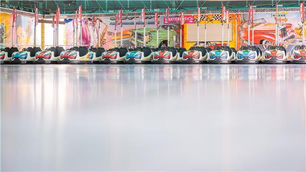 Autoscooter sind aneinandergereiht in einem Fahrgeschäft des "Bremer Freipaaks" an der Bürgerweide. Da der Inzidenzwert in Bremen die Grenze von 50 erreicht hat, wurde der Markt für Besucher geschlossen.