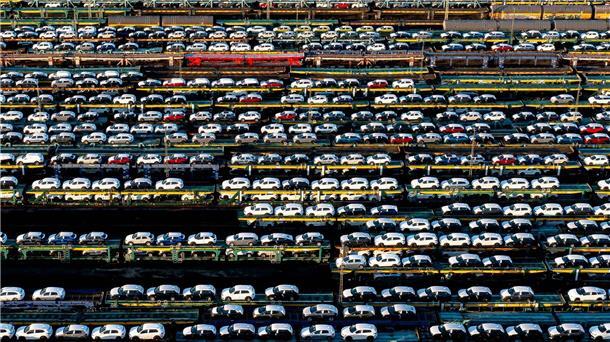 Studie: Deutsche Autokonzerne mit Dämpfer zu Jahresbeginn Autozüge stehen auf dem Rangierbahnhof im Bremer Stadtteil Gröpelingen.