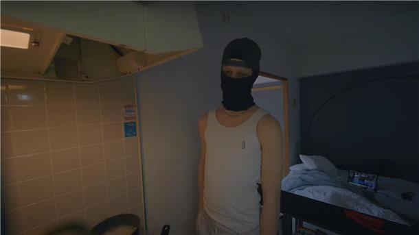 Avemoves in seiner Wohnung in Japan.
