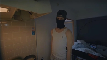 Avemoves in seiner Wohnung in Japan.