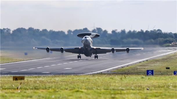 Awacs haben eine Reichweite von 9.250 Kilometern und können andere Luftfahrzeuge in mehr als 400 Kilometern Entfernung orten. (Archivbild)