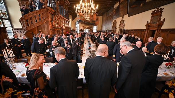AWI-Direktorin Antje Boetius (links) sichtlich gut gelaunt bei der Schaffermahlzeit.