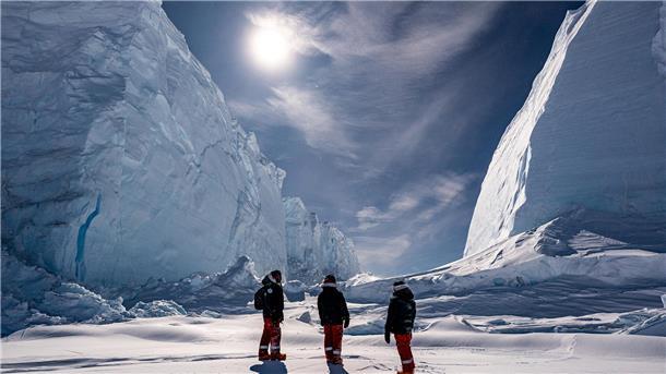 Überwinterer vor Eiskulisse Antarktis