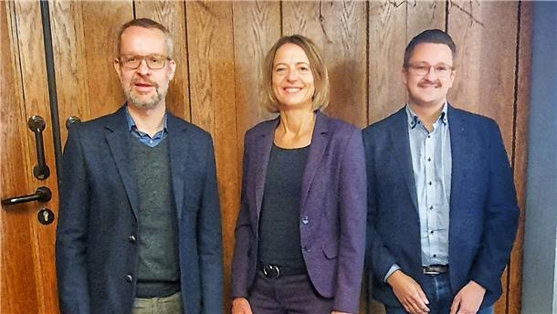 Axel Döscher, Direktor des Amtsgerichts (links), mit Stefanie Otte, Präsidentin des Oberlandesgerichts Celle, und Geschäftsleiter Lennart Busemann.