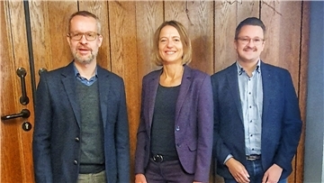 Axel Döscher, Direktor des Amtsgerichts (links), mit Stefanie Otte, Präsidentin des Oberlandesgerichts Celle, und Geschäftsleiter Lennart Busemann.