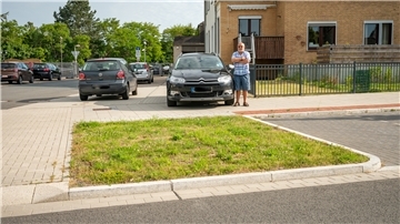 Axel Oschmann und seine zugebaute Garagenzufahrt in der Claus-Groth-Straße.