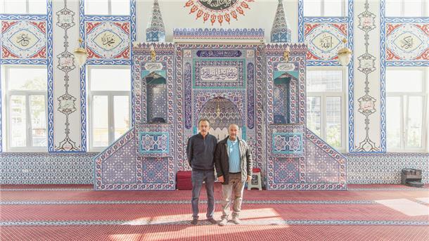 Zwei Männer in einer Moschee.