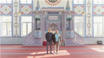 Zwei Männer in einer Moschee.