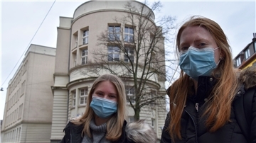 Ayleen Ley (links) und Alina Stürtz (beide 18 Jahre alt) vom Lloyd Gymnasium sind am Mittwoch zur Schule gegangen. Vor allem in den Prüfungsfächern ist es für sie wichtig, diese Möglichkeit zu haben.