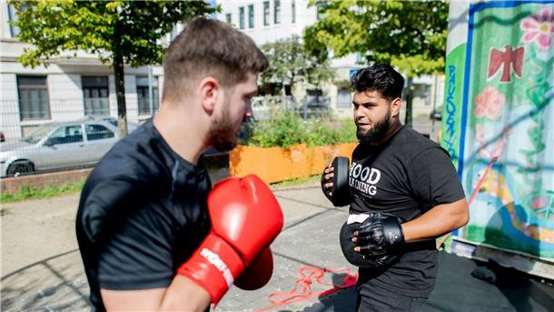 Boxen gegen die Perspektivlosigkeit Aytac Alsancak (r.), und Oguzhan Demir, beide Boxtrainer im sogenannten Hood Training, auf dem Quartiersplatz Leher Pausenhof im Stadtteil Lehe.