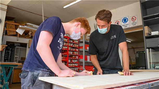 Azubi Claas Holleitner (links) und sein Junior-Chef Dennis Haack. 