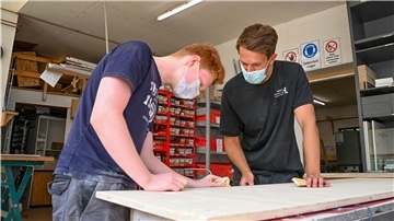 Azubi Claas Holleitner (links) und sein Junior-Chef Dennis Haack. 