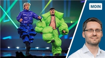Zwei Männer in blauem bzw. grünem Anzug auf der ESC-Bühne in Basel. Rechts daneben auf einem anderen Bild NZ-Reporter Pascal Patrick Pfaff.