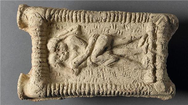 Küssen war schon vor mindestens 4500 Jahren verbreitet Babylonisches Tonmodell: Ein nacktes Paar auf einer Couch beim Sex und Küssen.