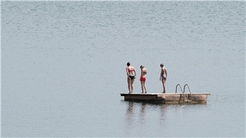 Badegäste im Badesee Birkwitz. Europaweit erreichen knapp 94 Prozent aller Badestellen eine ausgezeichnete oder gute Wasserqualität.