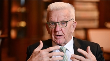 Baden-Württembergs Ministerpräsident Winfried Kretschmann hat eindringlich davor gewarnt, den Positionen der AfD hinterherzulaufen (Archivbild).