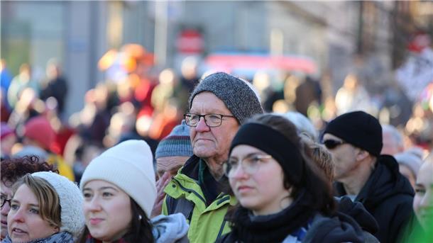 Hunderttausende bei Demos gegen rechts Baden-Württembergs Ministerpräsident Winfried Kretschmann war bei der Demonstration in Sigmaringen mit dabei.