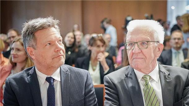 Kretschmann für Habeck als Spitzenkandidat der Grünen Baden-Württembergs Ministerpräsident Winfried Kretschmann (r) setzt für die Bundestagswahl auf Vize-Kanzler Robert Habeck als Spitzenkandidat (Archivbild).