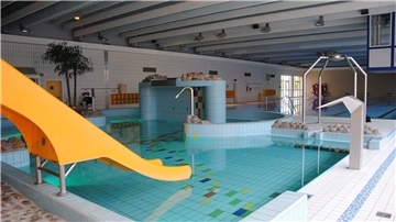 Eine Wasserrutsche in einem Nichtschwimmerbecken. Bis zum Saisonende bleibt das Spaßbecken im Zevener Hallenbad AquaFit geschlossen.