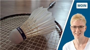 Ein Badminton-Federball auf einem Badminton-Schläger. 