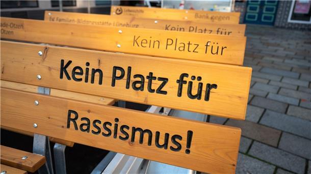 17 „Bänke gegen Rassismus“ in Lüneburg aufgestellt Bänke gegen Rassismus stehen auf einen Anhänger.