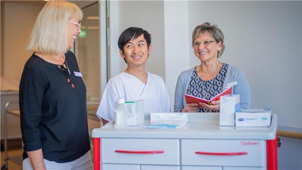 Bärbel Carstensen (links) und Sonja Frerichs vom Pflegemanagement bedauern es sehr, dass Pflegefachmann Axel Ron Royala das Klinikum bald aus privaten Gründen verlässt. 