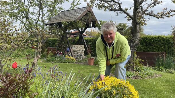 Frau im Garten