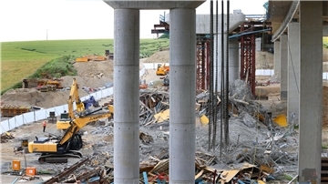 Bagger ziehen an der eingestürzten Talbrücke Schraudenbach ziehen herabgestürzte Teile auseinander.