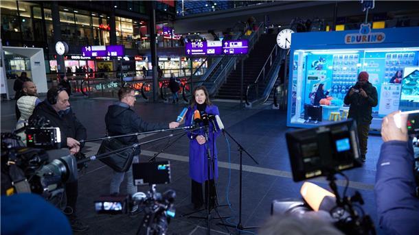 Bahn-Konzernsprecherin Anja Bröker gibt im Berliner Hauptbahnhof ein Statement ab.