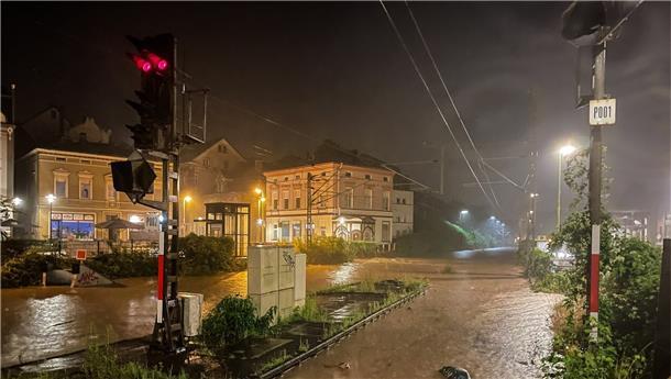 Viele Tote bei Unwettern - Häuser in der Eifel eingestürzt Bahnstrecken in NRW stehen unter Wasser.