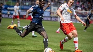 Bakery Jatta (links) ließ nicht nur in dieser Szene Regensburgs Lasse Günther aussteigen. Der Offensivspieler war der überragende Mann beim 5:1-Sieg des Hamburger SV.