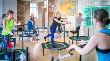 Havenfit: Rückenfit auf dem Trampolin im Selbstversuch. Im Bild: Blick auf die Teilnehmergruppe mit den Trampolinen.
