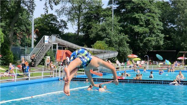 Bald darf wieder gesprungen werden: Das Midlumer Freibad ist voraussichtlich Ende Juni wieder geöffnet. Derzeit erarbeitet das Personal vor Ort gemeinsam mit der Verwaltung ein Hygienekonzept aus. Foto: Archiv