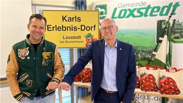Bald eröffnet Karls Erlebnis-Dorf : Karls-Erlebnis-Dorf-Betreiber Robert Dahl (links) und Loxstedts Bürgermeister Detlef Wellbrock freuen sich darauf.
