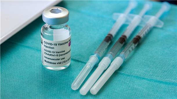 Drei vorbereitete Spritzen mit dem Corona-Impfstoff AstraZeneca liegen in der Hausarztpraxis