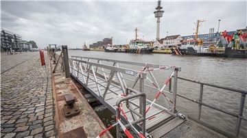 Bald kommt auch das Flatterband ab: Der Sportbootanleger an der Südspitze der Geeste wartet auf Tagestouristen. In dieser Woche wurde die Steganlage wieder an der gewohnten Stelle festgemacht. Maritime Tagestouristen können also wieder unkompliziert die Stadt besuchen. 