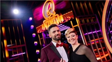 Bald startet der „Quatsch Comedy Show“ wieder bei ProSieben - moderiert wird die Show fortan von Tahnee und Khalid Bounouar.